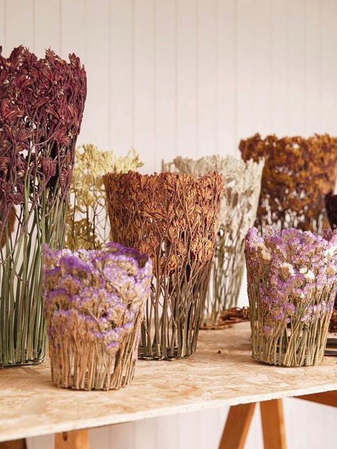 Dried Flowers Crafts, Diy Fleur, Colossal Art, Dried And Pressed Flowers, Flower Sculptures, Dry Plants, Hand Molding, Dried Floral, Dried Flower Arrangements