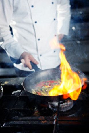 10 Cooking Tips from Restaurant Chefs Cooking Photography, Cooking Photos, Tips For Cooking, Yes Chef, Kitchen Skills, Cooking Tips And Tricks, Cooking Club, Cooking 101, Chef Tips