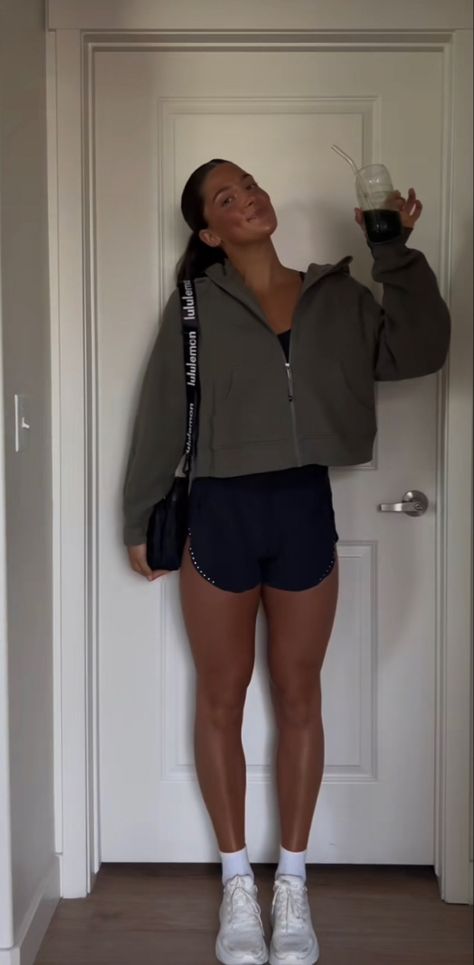 College Sporty Outfits, Comfortable Athletic Outfits, Cute Comfy Athletic Outfits, Lululemon Spring Outfit, Athletic Everyday Outfits, Athletic Top Outfit, Athleisure Outfits Lululemon, College Athleisure Outfits, Cute Spring Outfits With Jeans