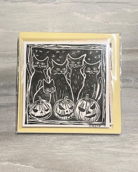 Who loves black cats, pumpkins, and block prints? examples of colors available in video.  Every print begins from a rubber block that I meticulously carve by hand. This traditional process ensures that each print holds subtle variations and charming imperfections, making every piece uniquely yours. 5" x 5" artwork is a wonderful addition to your Halloween decorations and a great conversation starter year-round. It's signed by me to guarantee its authenticity. Paper size will vary slightly. If yo Print Block Ideas, Halloween Linocut, Lino Print Pattern, Halloween Blocks, Lino Art, Stamp Carving, Relief Printing, Printmaking Art, Cat Halloween