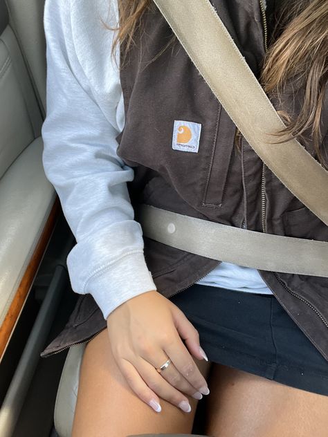 Woman Carhartt Outfits, Womens Carhartt Vest Outfit, Women’s Carhartt Vest Outfit, Carhartt Vest Outfit Woman, Womens Carhartt Vest, Carhartt Women Outfits, Carhartt Aesthetic, Carhartt Vest Outfit, Carhartt Women's Outfit