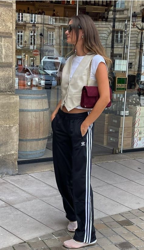 Adibreak Pants Outfit, Adidas Track Pants Outfit, Adidas Street Style, Adidas Pants Outfit, Sporty Chic Outfits, Looks Adidas, Track Pants Outfit, Adidas Hose, Sporty Pants