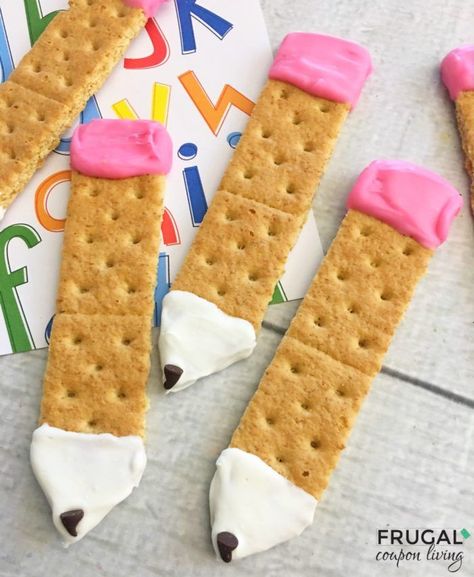 Pencil Graham Crackers Back to School Snack Ideas. Easy Food Craft and Recipe. #backtoschool #pencil #backtoschoolrecipes #recipes #grahamcrackers #schoolsnacks Class Snacks, Classroom Snacks, Kids Food Crafts, Preschool Snacks, Back To School Crafts, School Treats, Back To School Party, School Snack, After School Snacks