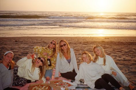 girls night pizza picnic beach dinner sunset friends photo inspo film photography 35mm kodak gold contax t2 postcard girls summer Beach Pizza Picnic, Beach Photo With Friends, Film Photography Friends, Beach Picnic Ideas, Beach Film Photography, Friendgroup Aesthetic, Beach Pizza, Pizza Picnic, Summer On Film