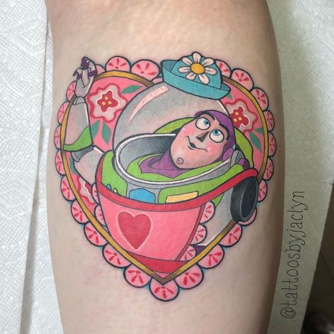 🦄Jackie Huertas 🌈 on Instagram: ““Don’t you get it?! See the hat?! I’m Mrs. Nesbitt! “ 1 of 4 on the lovely laci!! Thanks so much for making the trip babe!! #tattoo…” Kawaii Tattoos, Mrs Nesbitt, Bullseye Tattoo, Babe Tattoo, Toy Story Tattoo, Disney Inspired Tattoos, Cartoon Art Prints, Mommy Tattoos, Alien Tattoo