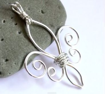 Fleur de Lis Wire Jewelery, Wire Jewelry Making, Bijoux Fil Aluminium, Diy Collier, Wire Jewelry Tutorial, Diy Jewelry Inspiration, Wire Jewelry Designs, Diy Wire Jewelry, Wire Necklace