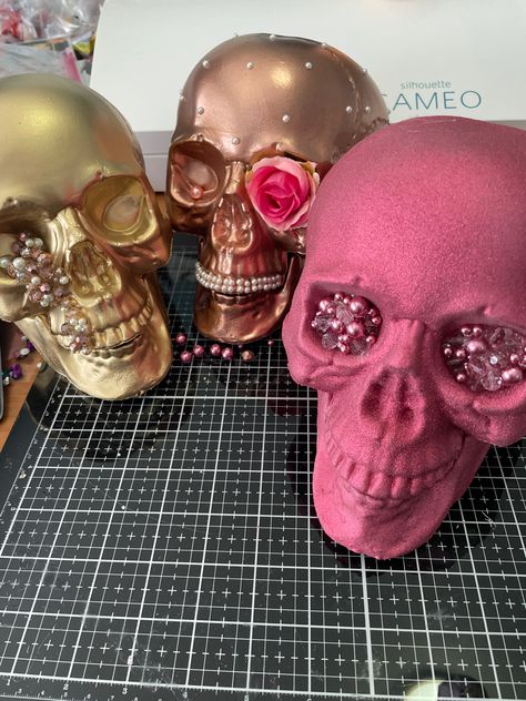 Halloween Decor Decorated Skulls Halloween, Resin Skull Ideas, Painted Skull Ideas, Diy Skull Decor, Skeleton Diy, Decorative Skulls, Resin Skulls, Decorated Skulls, Bühnen Design