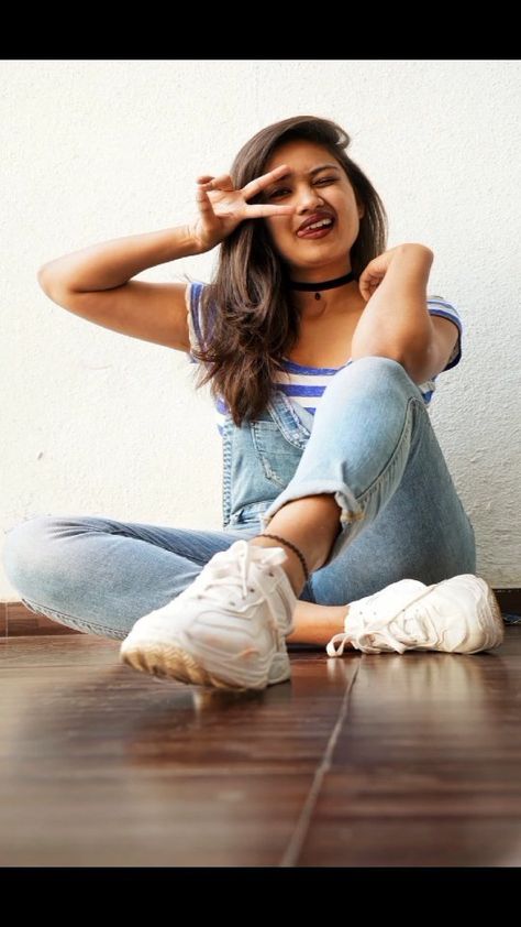 190.5k Likes, 61 Comments - Vaishnavi Naik (@beingnavi90) on Instagram: “Simple & stylish poses you can try & post on ur Insta❤️ Hope you like it😇 . #howtopose #pictip…” Jeans Top Photoshoot Poses, Photoshoot Poses At Home, Stylish Poses, Top Photoshoot, Poses At Home, Stylish Tops For Girls, Selfie Photography, Pictures Poses, Stylish Photo Pose