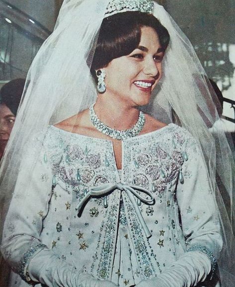 Farah Pahlavi Style, Mohamed Reza Pahlavi, Farah Pahlavi, Iranian Wedding, Pahlavi Dynasty, Royal Wedding Gowns, Royal Family Portrait, Thai Silk Dresses, Persian Women