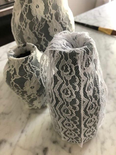 Painted Containers, Thrifted Vases, Diy Painted Vases, Lace Vase, Spray Paint Vases, Crafting Decor, Pottery Barn Halloween, Creative Items, Diy Spray Paint