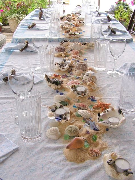 Beach Combing Table theme.  I would not really want this, but I just wanted you to see this. Decoration Theme Marin, Beach Themed Kitchen Decor, Diy Wedding Reception Decorations, Themed Centerpieces, Beach Wedding Tables, Beach Wedding Centerpieces, Diy Wedding Reception, Beach Table, Beach Party Decorations