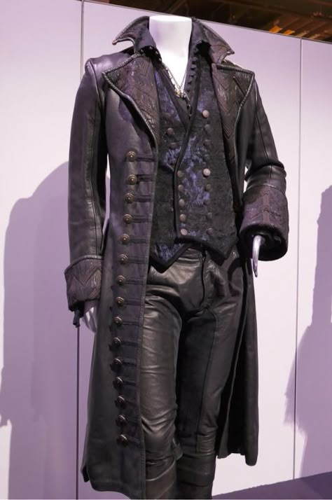 Goth Pirate Outfit Men, Noble Outfits Male, Victorian Coats Men, Formal Pirate Outfit Male, Fantasy Pirate Outfit Male, Villain Costume Ideas Male, Fancy Pirate Outfit Men, Fantasy Overcoat, Purple Fantasy Outfit Male