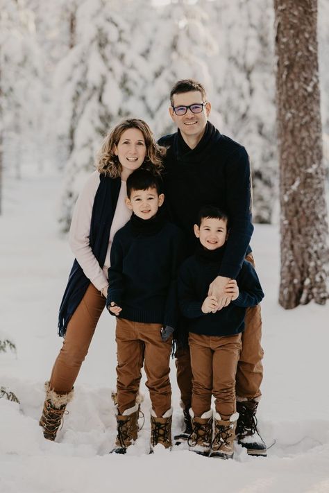 Snow Family Pictures, Winter Family Photoshoot, Winter Family Pictures, Snow Photoshoot, Winter Family Photos, Perfect Pictures, Seance Photo, Autumn Family Photos, Family Photoshoot Outfits