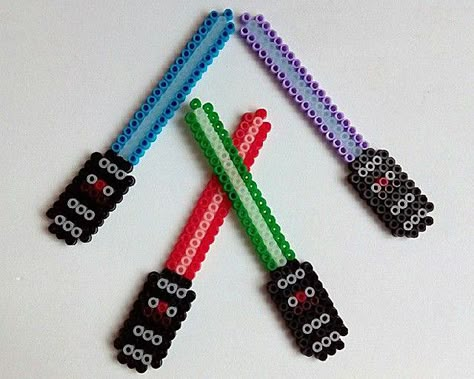 Spielwaren-Kröll - Hama - Vorlage - Lichtschwert Perler Bead Designs, Perler Art, Hama Beads Design, Star Wars Light Saber, Hama Beads Patterns, Melty Beads, Melting Beads, Iron Beads, Star Wars Party