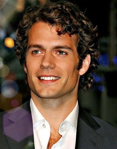 Henry Cavill/ He's got that baby face... Dapper Haircut, Shaggy Curly Hair, Medium Curly, Corte De Cabelo Masculino, Curly Hair Men, Boys Haircuts, Henry Cavill, Curly Hair Cuts, Short Curly Hair