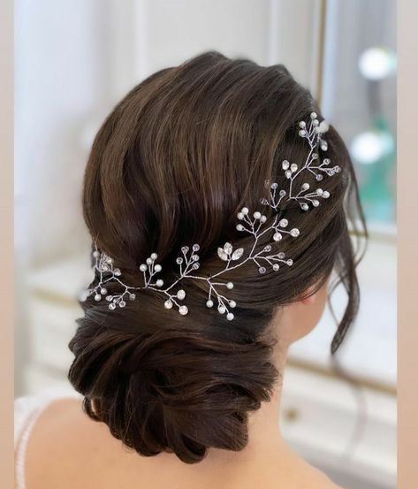 Easy Party Hairstyles, Waterfall Hairstyle, Pearl Hair Comb Wedding, Wedding Hair Side, Bridal Bun, Bridal Wedding Hair, Open Hairstyles, Bride Hair Accessories, Wedding Hairstyles Updo