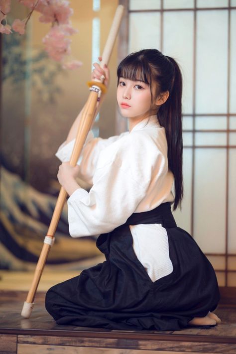 Female Samurai, Photographie Portrait Inspiration, Model Pose, Female Pose Reference, Bloodborne, Figure Poses, Poses References, Human Poses, Pose Reference Photo