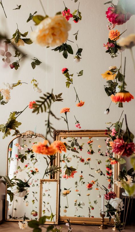 Studio rental for photographers. Upside down garden with warm colored flowers. Photo studio inspiration. Photography Studio Rental, Photo Studio Design, Photography Studio Decor, Home Photo Studio, Photography Studio Setup, Home Studio Photography, Photoshoot Backdrops, Floral Diy, Chloe Rose