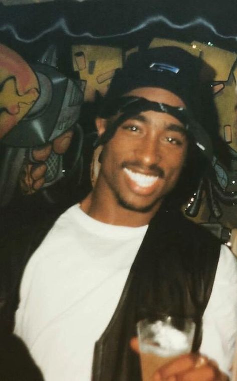 ' TUPAC SHAKUR ' 90s Music Artists, Mode Old School, Tupac Photos, Tupac Makaveli, Tupac Wallpaper, 90s Rappers, Robin Scherbatsky, Tupac Pictures, 90s Rap