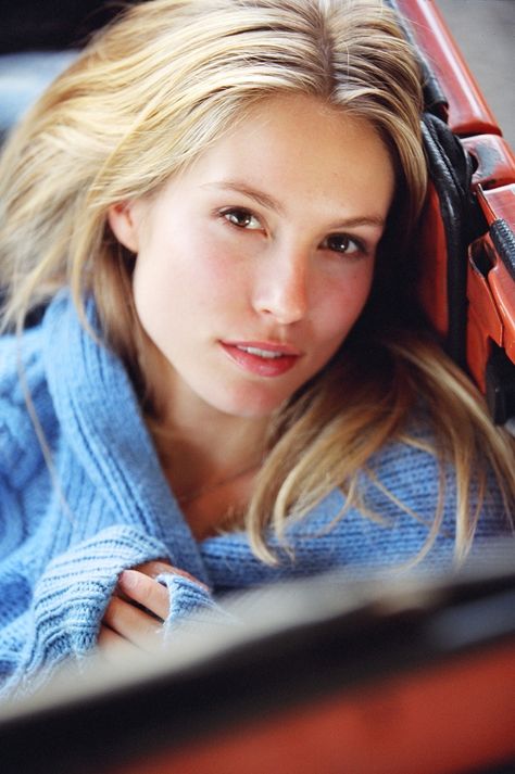 Sarah Carter Sarah Carter, Famous Women, Celebrities Female, Famous People, Bing Images, Beautiful People, Dreadlocks, Blonde, Actresses