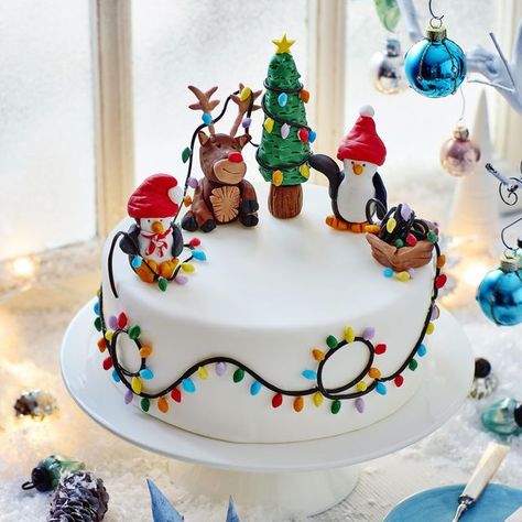 Frozen Christmas Tree, Christmas Cake Decorating, Christmas Cake Designs, Gingerbread Latte, Light Cakes, Edible Glue, Christmas Cake Decorations, Xmas Cake, Christmas Cake Recipes