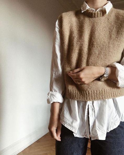 0731460a8a5ce1626210cbf4385ae0efdesc49835150ri Vest Outfits, Mode Inspo, 가을 패션, Knit Fashion, Mode Inspiration, Looks Style, Looks Vintage, Outfits Casuales, Sweater Vest