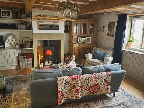 Cosy Cottage Living Room, Weavers Cottage, Old House Design, Cottage House Interior, Antique Living Room, Tiled Floors, Cottage Living Rooms, Cottage Interior, Girl’s Room