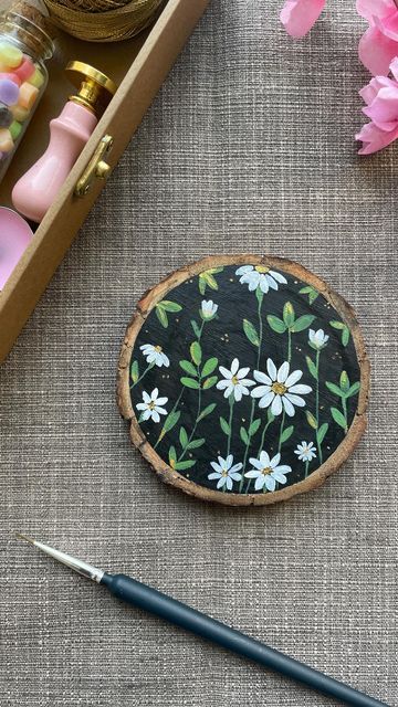 Drawing Ideas On Wood, Flower Painting On Wood Slice, Wooden Piece Painting, Wood Circle Art Ideas, Art On Wood Painting Easy, Wood Coaster Painting Ideas, Wood Slices Painting, Mini Wood Paintings, Wooden Circle Painting