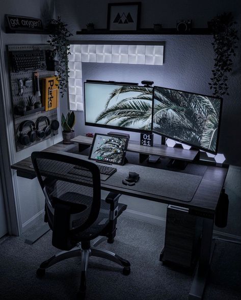 Games Room Inspiration, Gaming Aesthetic, Small Game Rooms, Gaming Desk Setup, Best Gaming Setup, Gamer Setup, Gaming Room Decor, Computer Setups, Computer Desk Setup