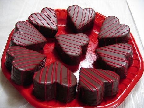 Happy Chocolate Day Wishes, Happy Chocolate Day, Heart Cakes, Valentines Day Chocolates, Torte Cupcake, Valentine Desserts, Chocolate Day, Valentines Day Food, Valentine Cake