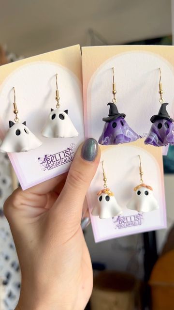 Cute Ghost Earrings, Craft Earrings Ideas, Polymer Clay Spooky, Halloween Clay Earring Ideas, Goth Clay Earrings, Polymer Jewelry Ideas, Ghost Clay Earrings, Diy Halloween Earrings, Clay Crafts Jewelry