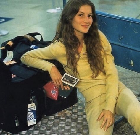 Gisele Bundchen Young, Gisele Bundchen Hair, Gisele Bundchen Style, Gisele Bundchen Body, Supermodel Body, Gisele B, Shalom Harlow, Work Trip, Gisele Bündchen