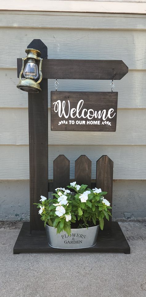 Home Welcome Decorations Ideas, Diy Crafts With Wood, Ideas Para Jardin, Outside Decor Ideas, Outdoor Decor Diy, Wood Projects Easy, Welcome Home Decorations, Outdoor Welcome Sign, Wood Projects For Beginners