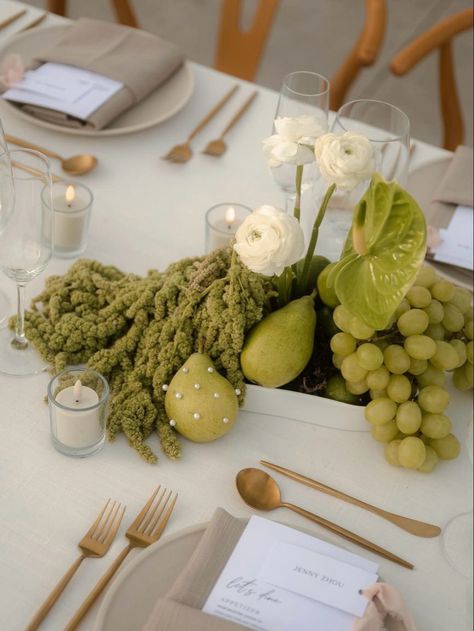 Grapes In Flower Arrangements, Grape Tablescape, Grapes Wedding Decor, Wedding Tablescape With Fruit, Tablescape With Fruit And Flowers, Grapes On Wedding Table, Bridal Florals, Portuguese Wedding, Floral Installation