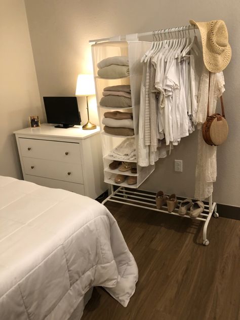 Apartment Clothes Organization, Studio Clothes Storage, Bedroom Ideas With Clothes Rack, Exposed Clothes Rack, Hanger Rack Bedroom, Closet Small Apartment, Oldenburg, Clothing Rack With Storage, Clothing Rack In Small Bedroom