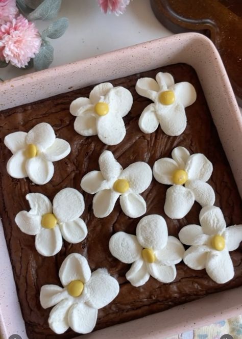 Marshmallow Flower, Birthday Brownies, Birthday Cake Brownies, Spring Snacks, Wildflower Party, Daisy Theme, Marshmallow Flowers, Floral Dessert, Flower Birthday Party