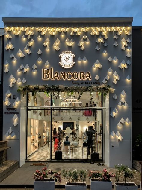 Store Front Lighting, Restruant Designs Exterior, Shops Designs Ideas, Shopfront Design Retail, Modern Store Fronts, Jewelry Store Interior, Retail Facade, Café Design, Commercial Design Exterior