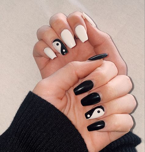 #trendy #nail #gelx #gel #white #black #yingyang #ying #yang #fun #summer #spring Ting Yang Nail Design, Black N White Nail Art, Nails Acrylic Ying Yang, Easy Nail Art Black And White, Simple Nail Art Black And White, Ting And Yang Nails, Ying Yang Nail Design, Black And White Ying Yang Nails, Yang Yang Nails