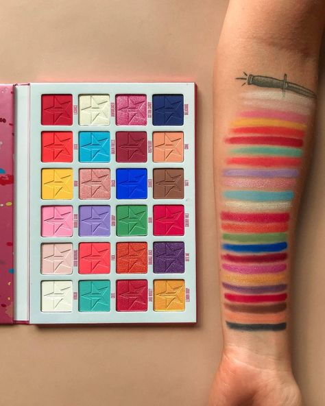 Jeffree Star Eyeshadow, Branded Makeup, Jeffree Star Palette, Jeffrey Star, Makeup Brushes Guide, Buy Makeup, Makeup Pallets, Eyeshadow Collection, Outfit Birthday