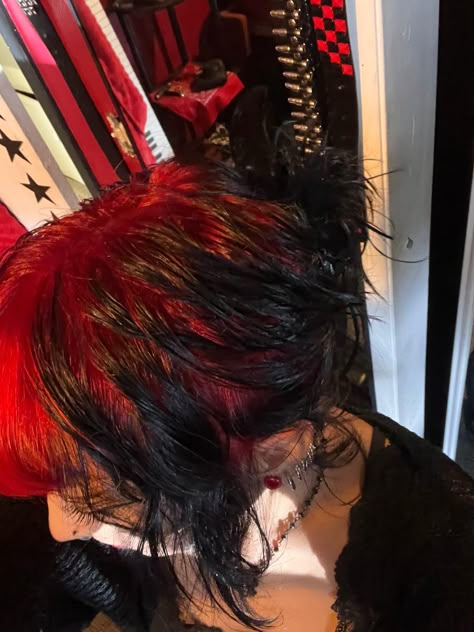 Red Roots Black Hair Short, Black Roots Red Ends Short Hair, Shadow Root Black Hair, Red Roots Curly Hair, Red Roots With Black Hair, Red Shadow Root Black Hair, Ghost Roots Hair Red, Shadow Hair Color Ideas, Red Ghost Roots Black Hair