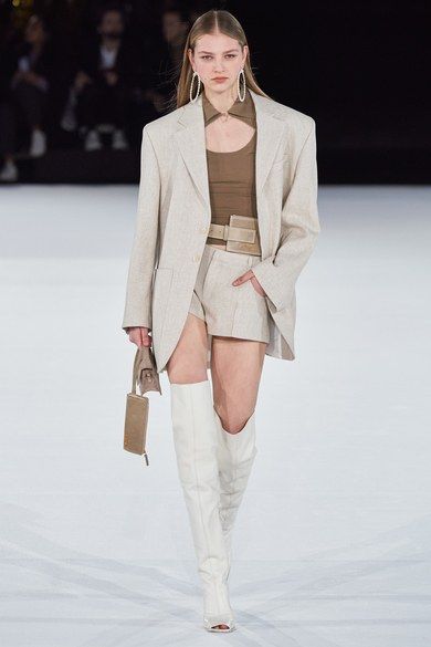 Jacquemus Fall 2020 Menswear collection, runway looks, beauty, models, and reviews. Modelling Poses, Adriana Lima, Streetwear Magazine, Modeling Poses, Runway Fashion Couture, Runway Outfits, Model Walks, Looks Street Style, White Boots