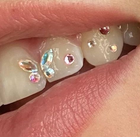 Bijoux Piercing Septum, Pretty Teeth, Dental Jewelry, Grillz Teeth, Gem Tattoo, Diamond Teeth, Diy Teething, Grills Teeth, Tooth Gem