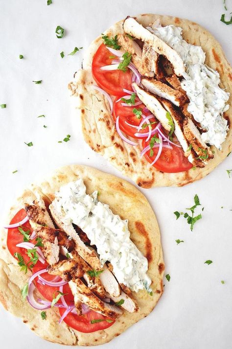 Peta Bread With Chicken, Quick And Easy Summer Dinner Recipes Chicken, With Tzatziki, Gyros Sauce, Gyros Recept, Dinner Recipes Greek, Recipe Tzatziki, Gyro Pizza, Gyro Recipes