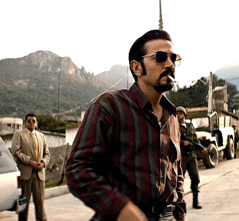 Narco Men Outfit, Narcos Outfit Men, 70s Narco Fashion, Narcos Aesthetic, Mexican Gangster Outfit, Nortenos Gangster, Carribean Fashion, Mexican Gangster, Narcos Mexico