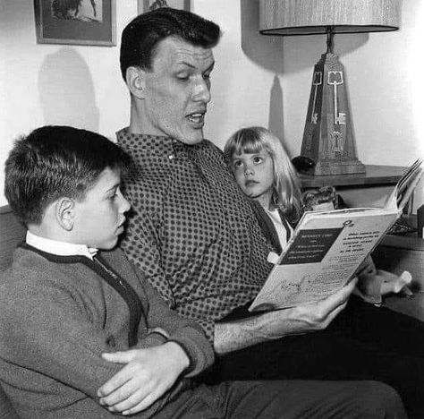 “Lurch” Ted Cassidy in 1965 reading to his kids Sean and Cameron. The story was “Horton Hears a Who” written by Dr. Seuss published in 1954 by Random House - The History Of American Television Addams Family Cartoon, Ted Cassidy, Addams Family Tv Show, Hot Weather Humor, Star Trek Characters, Old Time Radio, Family Tv, Star Trek Original, The Addams Family