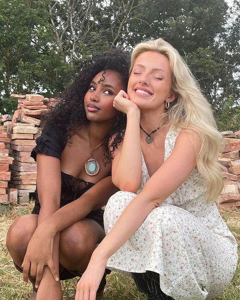 Stevie Shay, Lauren Roberts, Young Forever, Black Femininity, Best Friends Aesthetic, Cute Friend Photos, Bestie Goals, The Windy City, Friend Poses