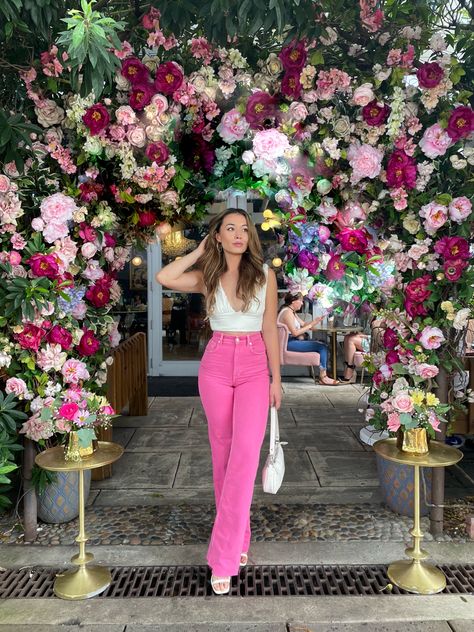 Pink Top And Jeans Outfit Classy, White Top And Pink Pants, Pink Jean Pants Outfit, Floral Top With Jeans Outfit, Pink Jeans White Top, Pink Jeans Styling, Jeans Top Birthday Outfit, Zara Pink Jeans Outfit, Pink Floral Pants Outfit