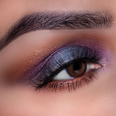 OBSESSED is an understatement💙💜! We can’t get enough of this eye look @ElyMarino created with our NEW Visionaire Palette.  Get the look:… Kylie Eyeshadow Palette, Fall Eyeshadow Looks, Peach Eyeshadow, Makeup Ads, Formal Makeup, Fall Makeup Looks, Palette Color, Eye Look, Flat Brush