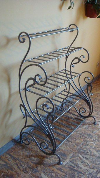 درابزين السلم, Arrangement Flower, Bouquet Tattoo, Wrought Iron Furniture, Wrought Iron Design, Flower Engagement, Wrought Iron Decor, Window Grill Design, Bracelet Flower