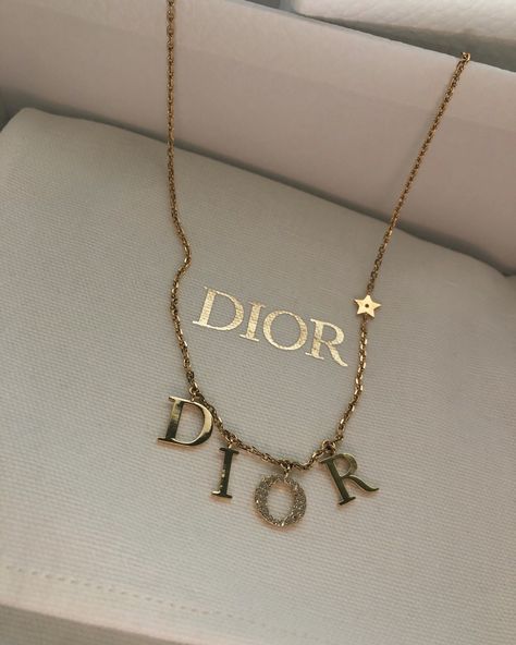 Christian Dior Necklace Ig Bio, Dior Necklace, Preppy Jewelry, Expensive Jewelry Luxury, Luxe Jewelry, Dior Jewelry, Jewelry Accessories Ideas, Dope Jewelry, Girly Accessories